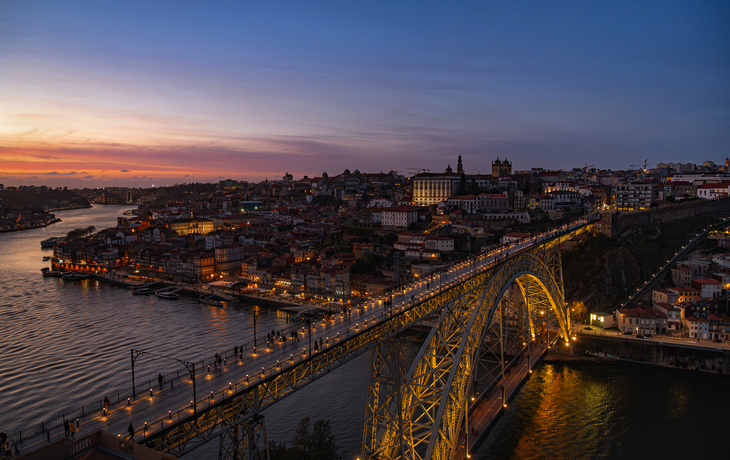 Porto bei Nacht - © Jordi - stock.adobe.com