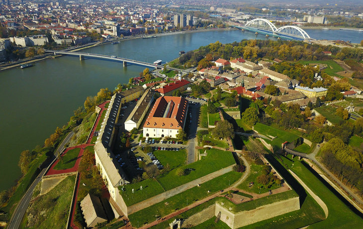 Luftaufnahme der Festung Petrovaradin und der Stadt Novi Sad - © Geza Farkas - stock.adobe.com