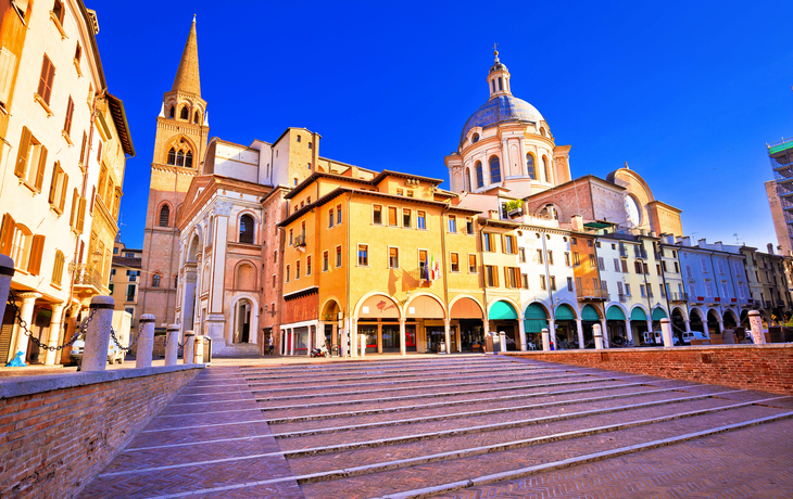 Piazza delle Erbe in Mantua, Italien - ©xbrchx - stock.adobe.com