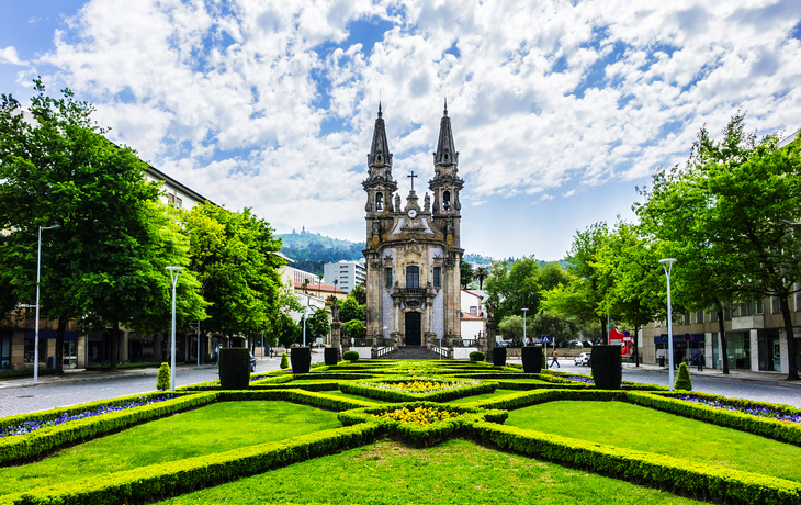 Guimarães in Portugal: Kirche Unserer Lieben Frau des Trostes und der Heiligen Schritte - ©dbrnjhrj - stock.adobe.com