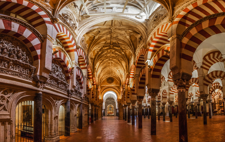 der berühmte Innenraum der Mezquita in Córdoba, Spanien - © akulamatiau - stock.adobe.com