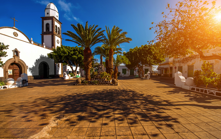 Zentraler alter Platz mit der Kirche San Gines in Arrecife auf der Insel Lanzarote - © rh2010 - stock.adobe.com