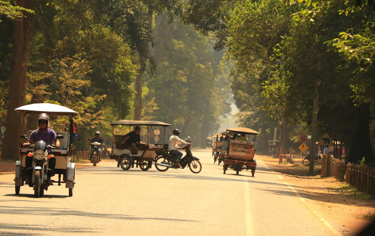 Tuk Tuks fahren auf den Straßeen in Kambodscha - © Bry - stock.adobe.com