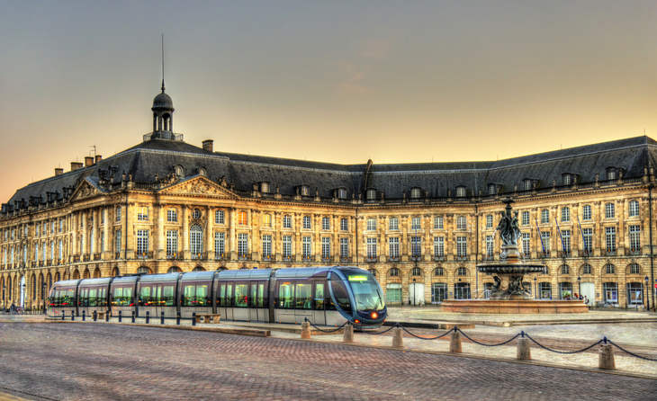 Straßenbahn auf der Place de la Bourse in Bordeaux, Frankreich - ©Leonid Andronov - stock.adobe.com