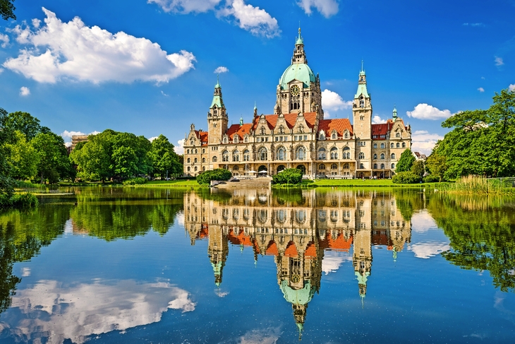 Rathaus Hannover mit Spiegelung im Maschsee - © Mapics - Fotolia
