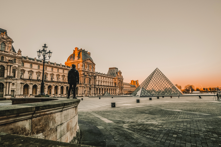 winterlicher Louvre in Paris, Frankreich - ©nattapong leardprasit/EyeEm - stock.adobe.com