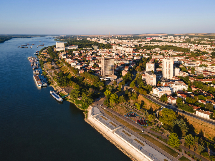 Luftaufnahme der Donau und der Stadt Ruse - © Stoyan Haytov - stock.adobe.com