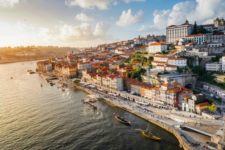 Panoramablick auf die Stadt Porto bei Sonnenuntergang - © ikuday - stock.adobe.com