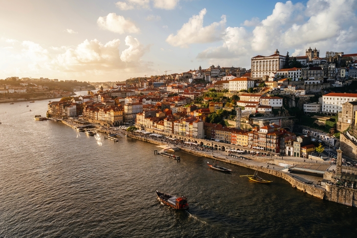 Panoramablick auf die Stadt Porto bei Sonnenuntergang - © ikuday - stock.adobe.com