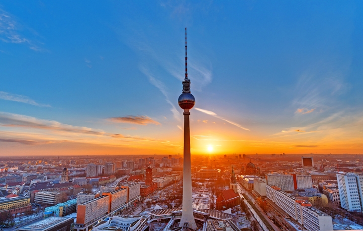 Skyline von Berlin mit dem Fernsehturm am Alexanderplatz, Deutschland - © elxeneize - Fotolia