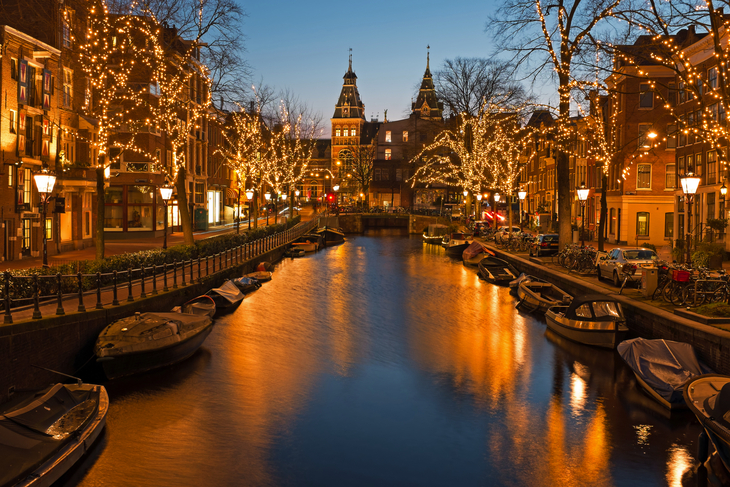 Weihnachtszeit in Amsterdam mit dem Rijksmuseum in den Niederlanden - ©Nataraj - stock.adobe.com