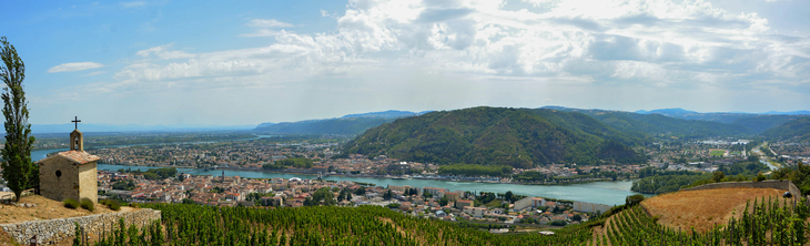 Blick auf Tournon-sur-Rhône und Tain-l'Hermitage - ©jojojo07 - stock.adobe.com