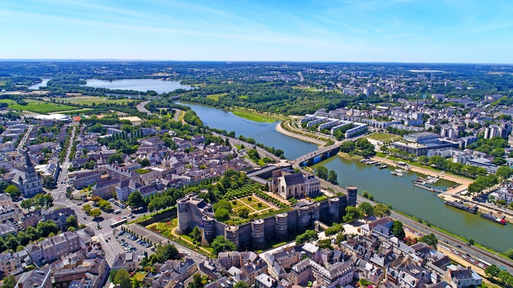 Luftaufnahme über den Ufern des Maine und das Schloss von Angers, Frankreich - © altitudedrone - stock.adobe.com