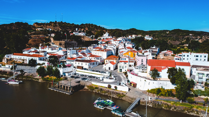 Blick auf die Stadt Alcoutim - © Reinaldo - stock.adobe.com