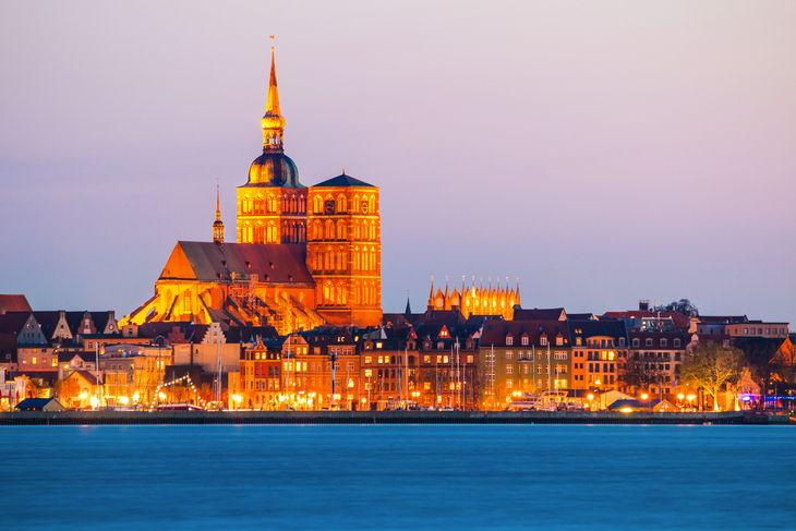 Panoramablick auf die Hansestadt Stralsund zur blauen Stunde in der Abenddämmerung - ©otman - stock.adobe.com