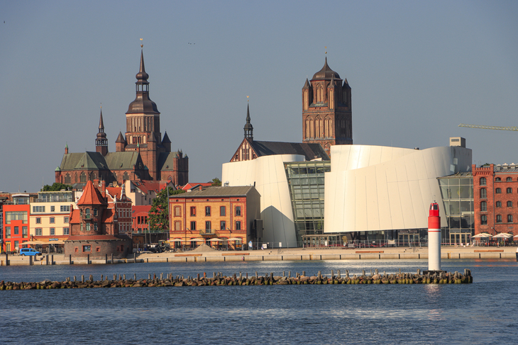 Alte und neue Wahrzeichen in Stralsund: Marienkirche, Lotsenhaus, Ozeaneum und Jacobikirche - © holger.l.berlin - stock.adobe.com