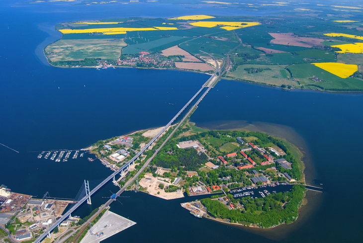 Strelasundquerung über den Strelasund in der Ostsee bei Stralsund nach Rügen als Luftbild mit der Insel Dänholm - © Aufwind-Luftbilder - stock.adobe.com