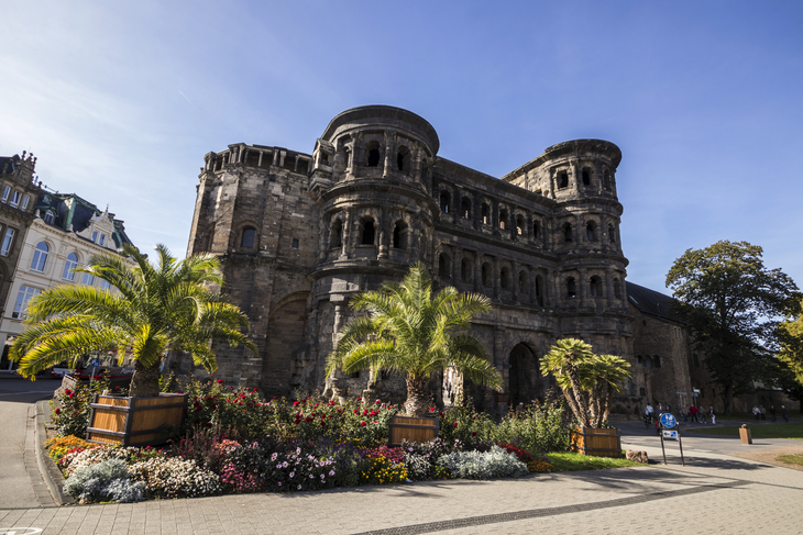 Porta Nigra: das schwarze Stadttor von Trier - © J. Ossorio Castillo - stock.adobe.com