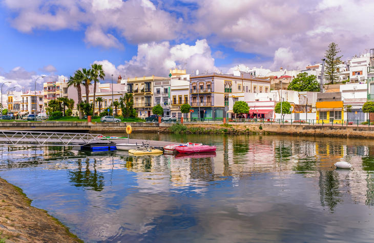 Traditionelle weiße Architektur der Region entlang des Flussufers in Ayamonte,Provinz Huelva,Andalusien,Spanien. Auf dem Fluss, der in den Fluss Guadiana mündet, gibt es Vergnügungsradboote. Ayamonte, - © Christine Bird - stock.adobe.com