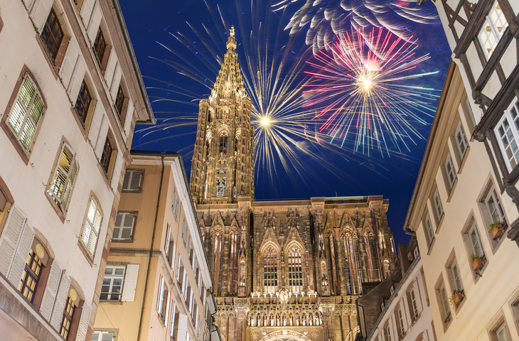 Feuerwerk über Notre Dame de Strasbourg zur Weihnachtszeit im Elsass, Frankreich - ©Savvapanf Photo © - stock.adobe.com