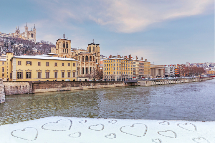 Lyon im Schnee: Kathedrale Saint-Jean und Basilika Fourvière - © Franck - stock.adobe.com